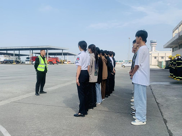 綿陽(yáng)機(jī)場(chǎng)安檢站對(duì)閬中機(jī)場(chǎng)、民航校  實(shí)習(xí)生開(kāi)展軍訓(xùn).png