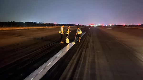 深夜，航班結(jié)束后，工作人員對跑道中心線進行復(fù)新_副本.jpg